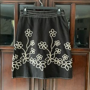 Max Studio Size 2 Women’s skirt embroidered flowers